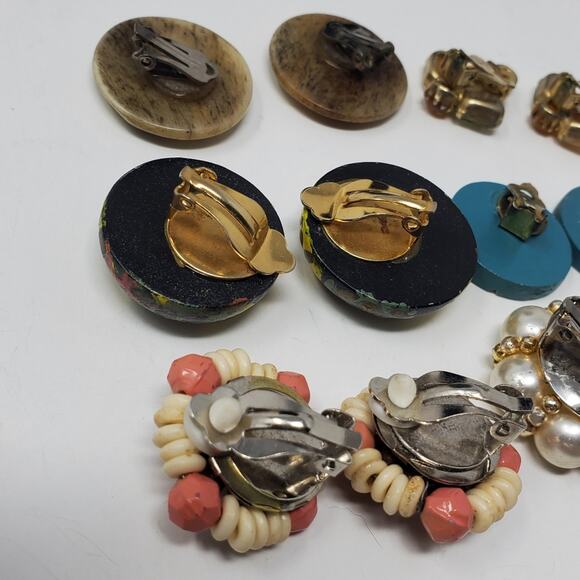 Vintage Lot of mid sized clip on earrings with different themes Great condition - Picture 7 of 8